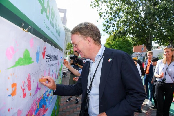 荷兰皇家菲仕兰全球首席执行官范晏德支持孩子们发起的地球守护行动 荷兰皇家菲仕兰全球首席执行官范晏德支持孩子们发起的地球守护行动