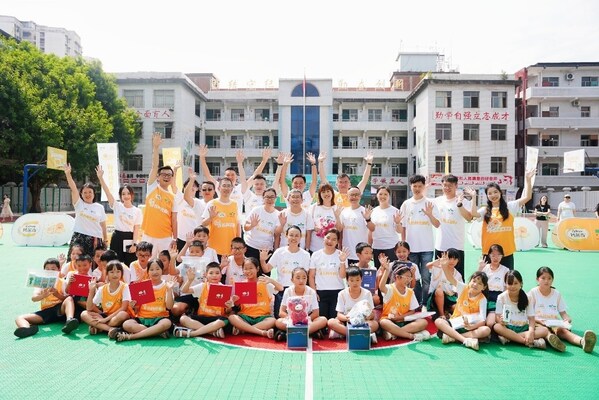 钙尔奇及各方代表参与“阳光成长计划”线下活动大合影 钙尔奇及各方代表参与“阳光成长计划”线下活动大合影