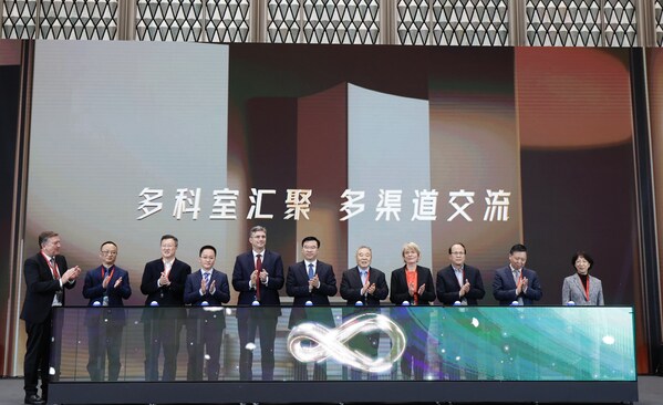 嘉宾参与植愈发展峰会启动仪式 嘉宾参与植愈发展峰会启动仪式