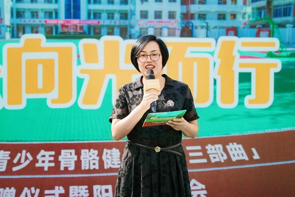 乐至县城东小学校书记、校长李雪梅女士致辞发言 乐至县城东小学校书记、校长李雪梅女士致辞发言