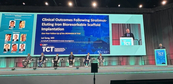 （图：宋雷教授在TCT大会现场报告IBS&reg;冠脉支架III期临床研究结果）