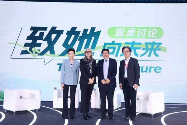 左起：杨澜、田安娜、乔友林、江泽飞