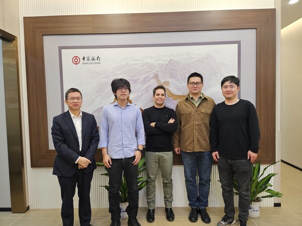 Nahum Ferera, the company CEO & Co- founder together with Han Pengxiang 韩鹏祥Senior China Clinical Manager, Zhao Xinshan 赵新山 China Clinical Manager and the bank representative.