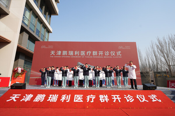 在正式开幕典礼上医护专业人员宣誓医疗誓词