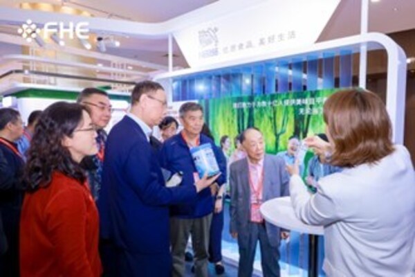 中国工程院院士、博鳌健康食品科学大会主席陈君石院士及专家团参观雀巢展台