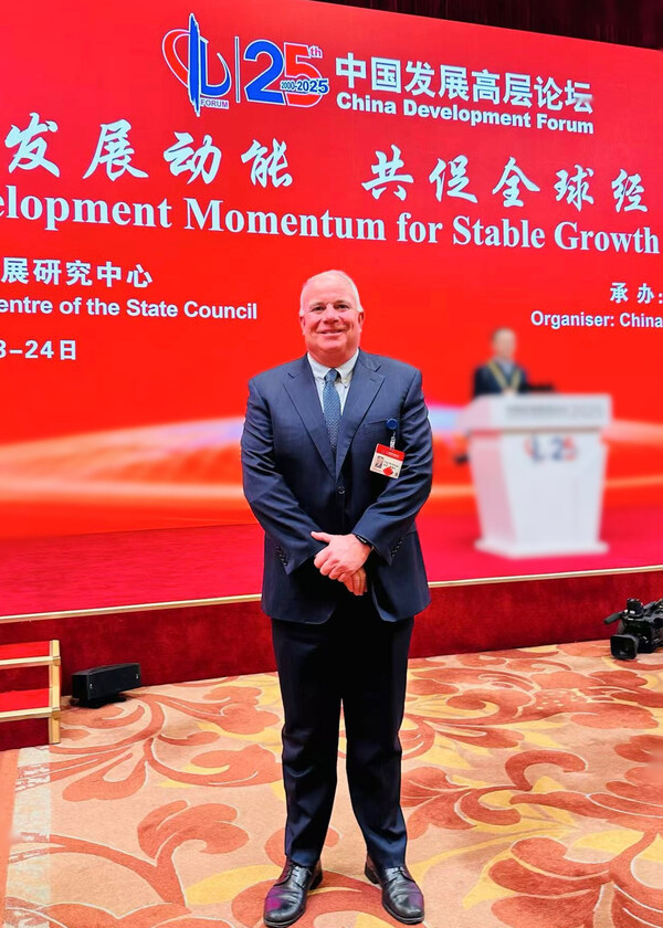 保罗·麦肯齐在京出席中国发展高层论坛2025年年会