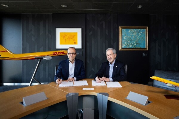 DHL集团收购Cryoport旗下CRYOPDP（左：DHL供应链CEO Oscar de Bok；右：Cryoport CEO Jerrell Shelton）