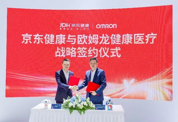 欧姆龙健康医疗（中国）有限公司董事·总经理陈禕晓先生（右），与京东集团SEC委员、京东健康CEO金恩林（左）签署战略合作