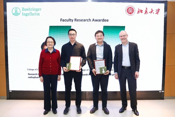 北京大学生命科学学院吴虹教授、勃林格殷格翰眼科与跨边界研究部门全球负责人Remko Bakker博士为研究员奖获奖人颁奖。从左至右：吴虹、樊新元、刘志博、Remko Bakker