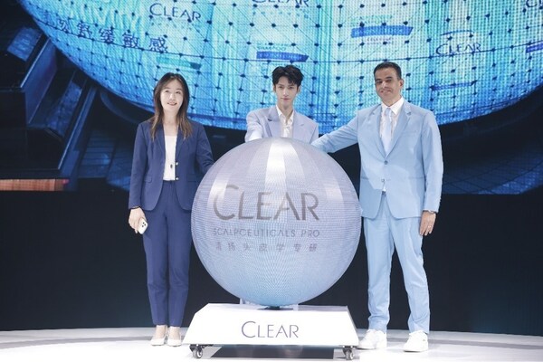 联合利华大中华区总裁陈戈女士、联合利华中国区头发护理市场营销负责人兼清扬品牌全球副总裁Elsharkawy Mohamed先生与清扬C护专研代言人罗云熙先生 共同点亮清扬头皮学专研系列在上海美罗城大屏的全新广告