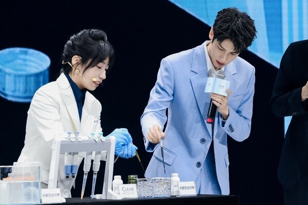 清扬C护专研代言人罗云熙先生与清扬研发人员通过实验展示清扬头皮专研系列产品的科技力