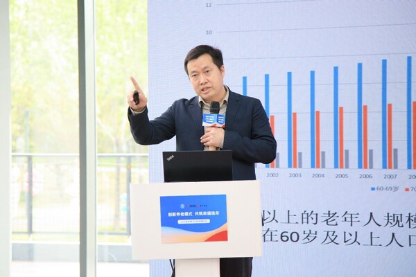 国务院发展研究中心公共管理与人力资源研究所人力资源研究室主任、研究员冯文猛 发表主旨演讲