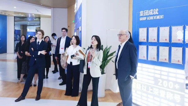 英中贸易协会会长沙逊勋爵率“投资中国—跨国公司江西行”代表团专程走访济民可信集团