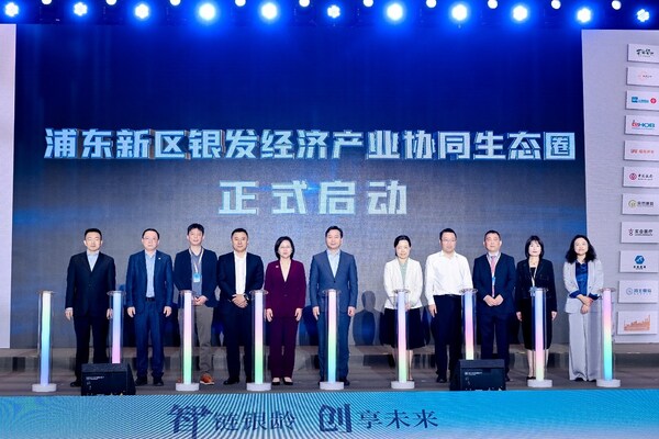 欧姆龙健康品牌战略本部部长蔡蓓蓓（合照右二）出席活动