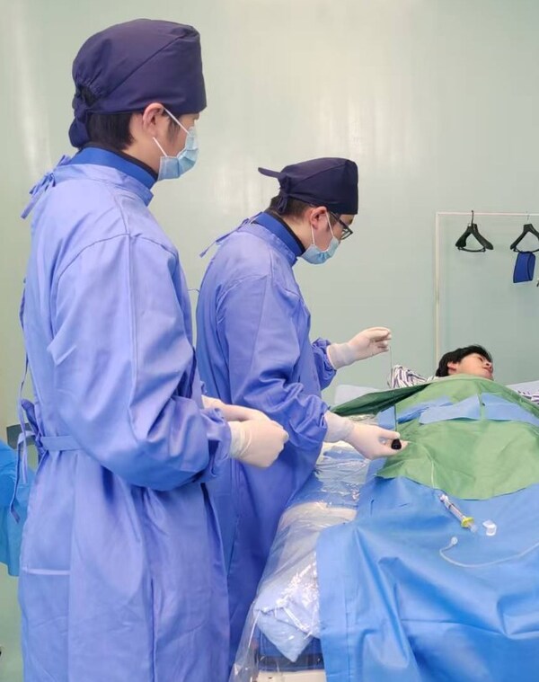 左二为医学顾问郜俊清医生，在该剧拍摄现场提供专业指导