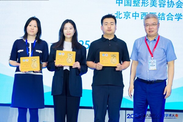 欧莱雅集团薇姿品牌市场总监周泠洁女士（左二）等爱心企业代表参与活动启动仪式