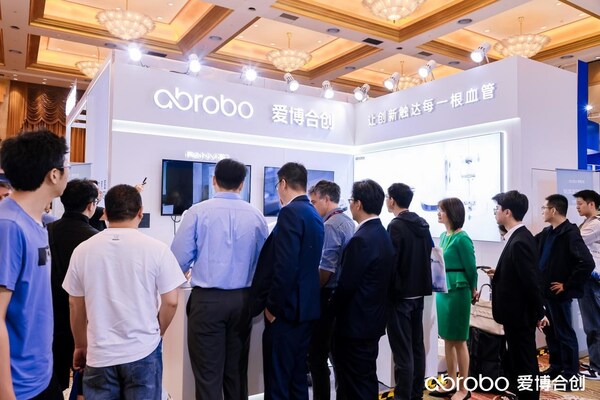 爱博合创展台及观众