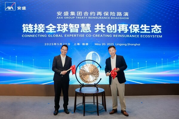 上海国际再保险登记交易中心董事、总经理赵雷（右）与安盛天平首席执行官左伟豪（左）为路演鸣锣开市