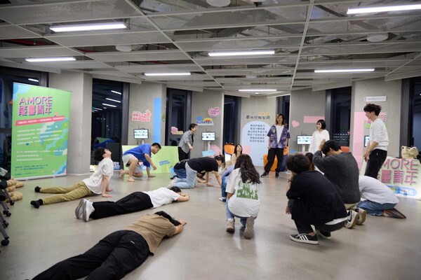 同济大学"一人一故事"戏剧工作坊现场，参与者通过情绪演绎等艺术形式能量共振