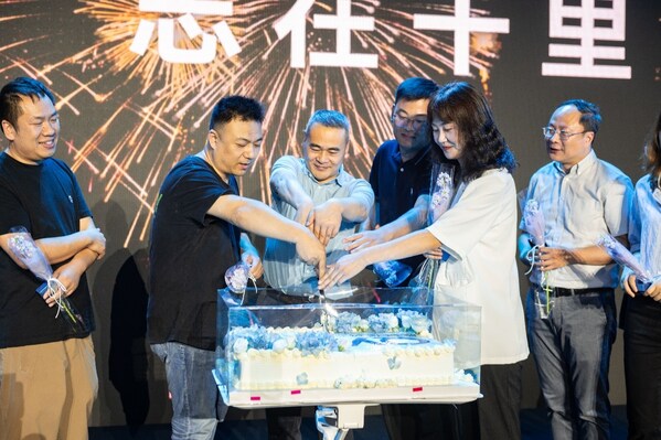 十年员工共享生日蛋糕