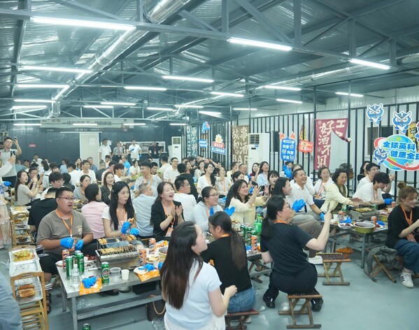 佩戴英科医疗手套吃烧烤大餐