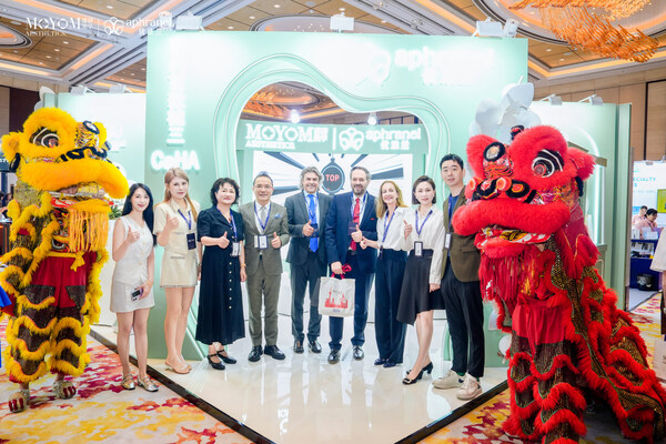 2025 IMCAS 中国大会中方总主席、同济大学附属同济医院整形美容外科主任崔海燕教授与IMCAS主办方共同亲临优法兰展台