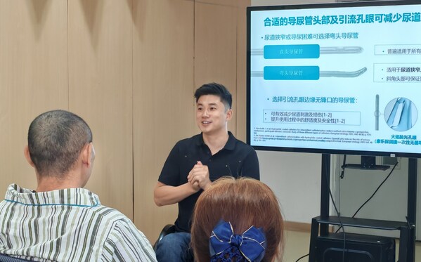 四川嘉事康复医院的伤友同侪导师在活动现场分享康复经验