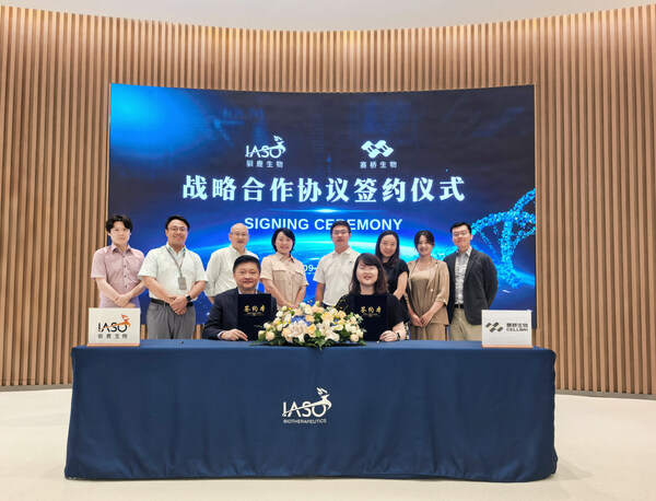 签约现场合影（前排左一驯鹿生物首席商务官张华，右一赛桥生物免疫细胞业务线总裁陈静，后排左四驯鹿生物创始人、董事长兼首席执行官张金华，右四赛桥生物创始人、董事长兼首席执行官商院芳博士，及双方管理团队代表）