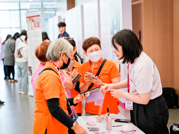 富士胶片(中国)展位吸引了许多乳腺癌公益组织人士互动交流 富士胶片(中国)展位吸引了许多乳腺癌公益组织人士互动交流