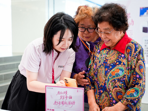 倪素娟老师在“粉红嘉年华”互动交流(右一) 倪素娟老师在“粉红嘉年华”互动交流(右一)