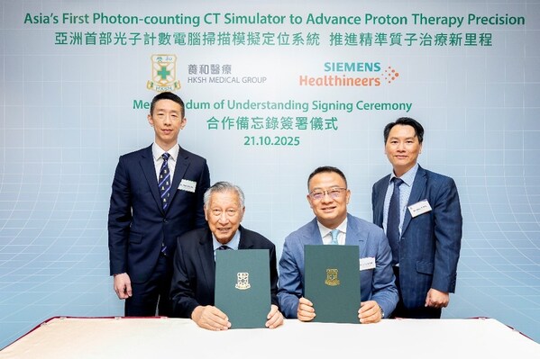 西门子医疗大中华区总裁、全球领导委员会成员王皓（右二）与养和医疗集团营运总监、养和医院董事李维文（左二）代表双方签约，西门子医疗大中华区副总裁、香港地区负责人袁伟强（右一）与养和医疗集团业务拓展主任陈威旭（左一）见证签约。