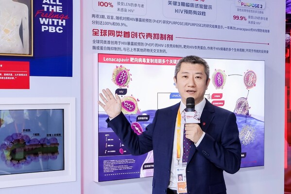 吉利德中国医学事务部负责人肖华为参展观众介绍重磅展品