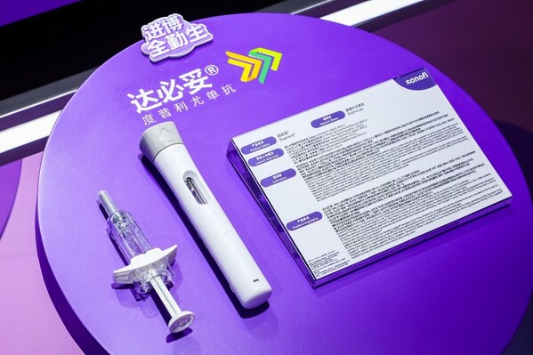 达必妥&reg;预充式注射器模型（左）、预充式注射笔模型（右）