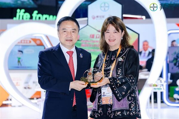 吴政平（左）向拜耳颁发荣誉