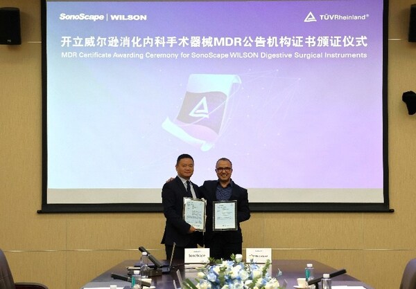 T&Uuml;V 莱茵全球医疗器械服务副总裁Mr. Mohammed (Simo) Dkhissi向镜下耗材产线营销总监程乐颁发MDR公告机构证书