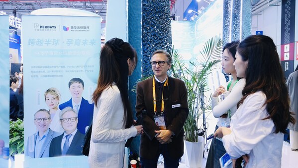 上海美华丁香门诊部来自比利时的儿科主诊医生Dr. Nathana&euml;l Goldman（那唐元）与现场的孕妈妈进行交流