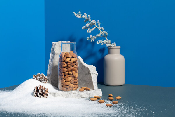 加州巴旦木富含不饱和脂肪酸、植物蛋白、膳食纤维及多种矿物质和维生素,可谓是秋冬科学进补的理想之选 加州巴旦木富含不饱和脂肪酸、植物蛋白、膳食纤维及多种矿物质和维生素,可谓是秋冬科学进补的理想之选