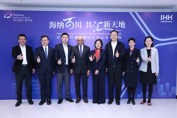 (从左至右)孙向彤先生、曾庆亷医生、张钦先生、奈尔·平柯医生、袁园副区长、王炜主任、陆晓钧书记、李云燕女士 (从左至右)孙向彤先生、曾庆亷医生、张钦先生、奈尔·平柯医生、袁园副区长、王炜主任、陆晓钧书记、李云燕女士