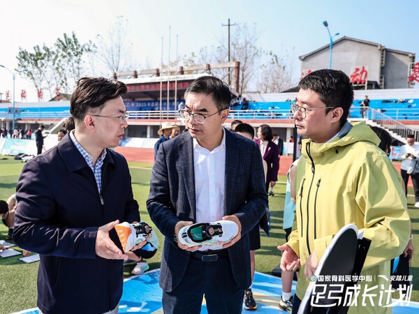 岳阳市副市长张世愚、上海六院国家骨科医学中心副主任医师邹剑、安踏儿童品牌总监初帅现场交流足弓成长计划及足弓PRO跑鞋 岳阳市副市长张世愚、上海六院国家骨科医学中心副主任医师邹剑、安踏儿童品牌总监初帅现场交流足弓成长计划及足弓PRO跑鞋