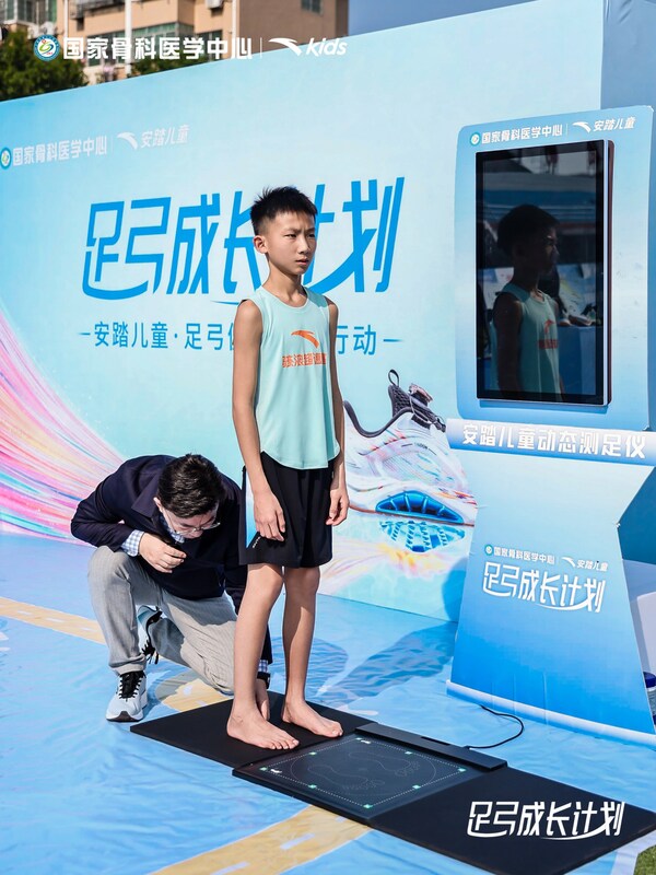 上海六院国家骨科医学中心足踝外科副主任医师邹剑为孩子检查足弓问题 上海六院国家骨科医学中心足踝外科副主任医师邹剑为孩子检查足弓问题