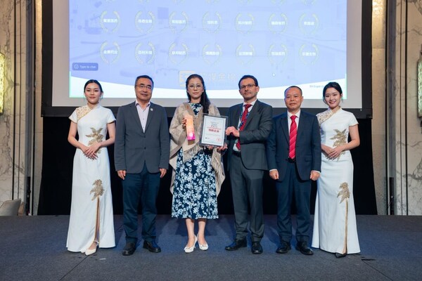 左三为金赛药业新加坡子公司代表现场领奖 左三为金赛药业新加坡子公司代表现场领奖