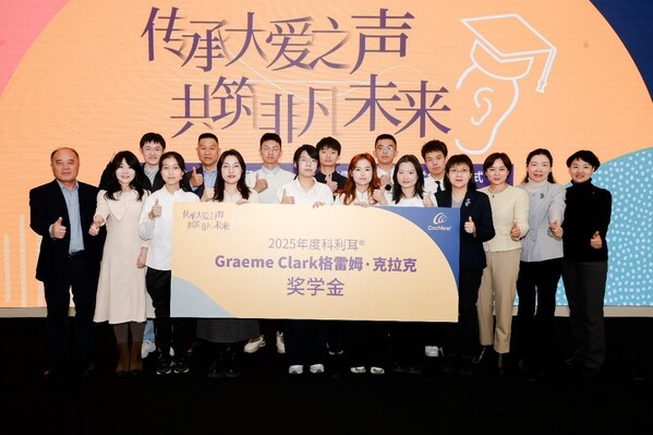 获奖者与颁奖嘉宾合影