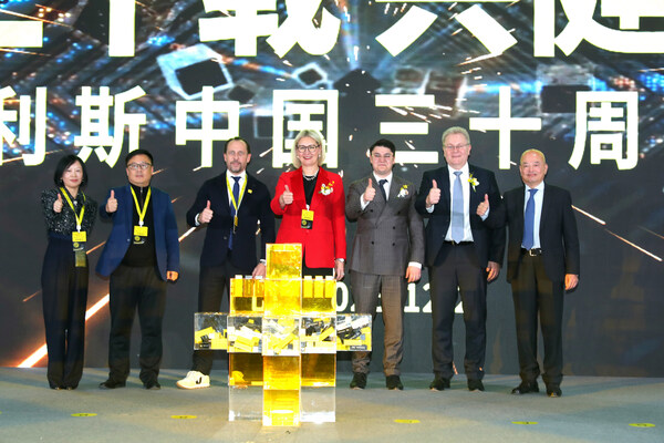 从左至右：赛多利斯中国总经理王旭宇、荣昌集团供应保障部总监贾进喜、赛多利斯生物工艺解决方案板块运营负责人Torsten Müller、赛多利斯执行董事会成员Alexandra Gatzemeyer、德国驻华使馆工业参赞Asif Halilović、赛多利斯实验室产品与服务板块运营负责人Carsten Wolter、赛多利斯北京运营负责人赵宇光