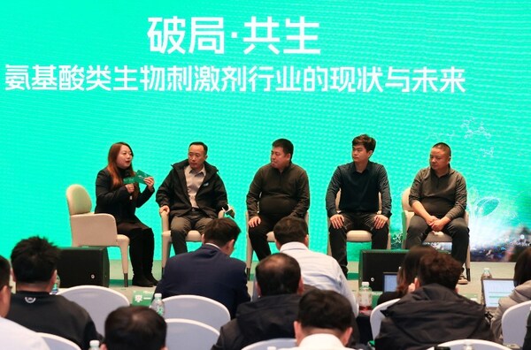 （从左至右）拜耳作物科学作物健康产品经理 张艾嘉，云南农团农业科技有限公司 赵吉祥，  新疆裕民县李伟农资有限公司 李伟，济南智科农业科技服务有限公司 夏世文，四川优信良品农业发展有限公司 容亚文