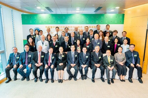 “养和医疗集团与中国医学科学院肿瘤医院深圳医院合作备忘录签署仪式”全体嘉宾合照。