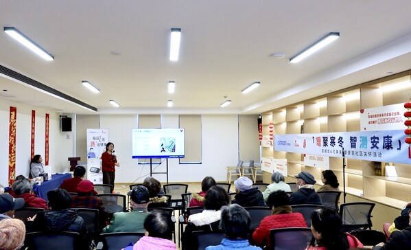 复旦大学附属华东医院心血管科主任史凯蕾医师在给居民做科普讲座