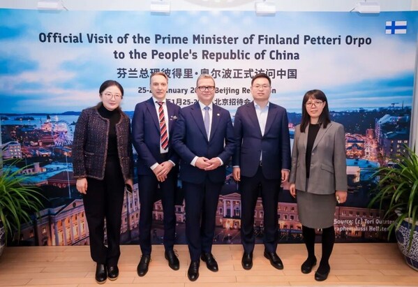 芬兰总理彼得里•奥尔波与中芬企业代表合影。从右依次为宜明生物董事长兼CTO孙秀莲、顺禧基金董事长任鹏、芬兰总理彼得里•奥尔波、AUREALIS THERAPEUTICS首席执行官JUHA YRJÄNHEIKKI、德石资本董事总经理高宽 芬兰总理彼得里•奥尔波与中芬企业代表合影。从右依次为宜明生物董事长兼CTO孙秀莲、顺禧基金董事长任鹏、芬兰总理彼得里•奥尔波、AUREALIS THERAPEUTICS首席执行官JUHA YRJÄNHEIKKI、德石资本董事总经理高宽