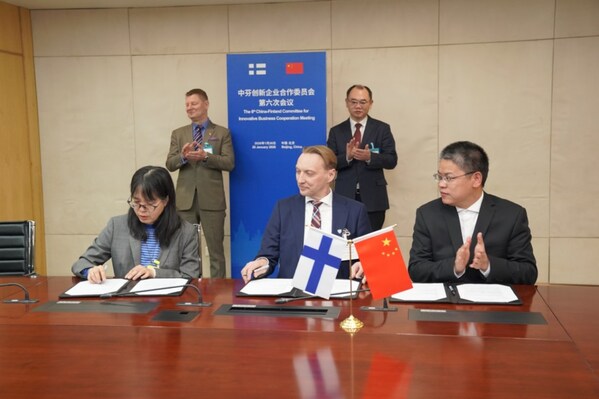 宜明生物与芬兰药企签约。从右依次为顺禧基金管理公司首席科学家陶斌武、AUREALIS THERAPEUTICS首席执行官JUHA YRJÄNHEIKKI、宜明生物董事长兼CTO孙秀莲 宜明生物与芬兰药企签约。从右依次为顺禧基金管理公司首席科学家陶斌武、AUREALIS THERAPEUTICS首席执行官JUHA YRJÄNHEIKKI、宜明生物董事长兼CTO孙秀莲