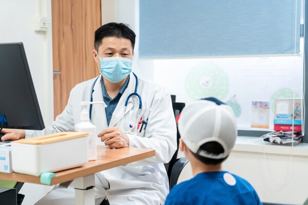 图| 上海美华妇儿医院儿科副主任、住院部主任张明军正在为患儿看诊