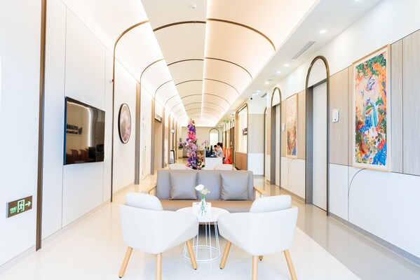 图| 上海美华妇儿医院以艺术焕新环境，顶层尊享门诊于2024年10月投入使用
